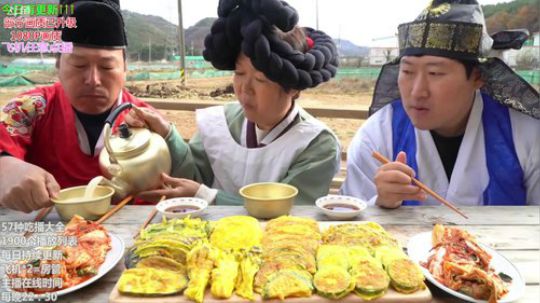 我在斗鱼看暖声小靖哥直播美食视频