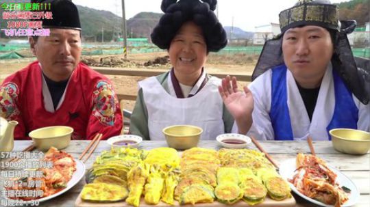 我在斗鱼看暖声小靖哥直播美食视频