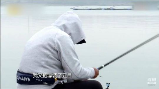 我在斗鱼看贱贱钓鱼直播乡野