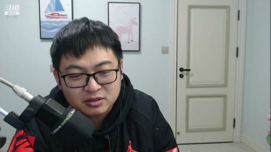 我在斗鱼看火力堂主直播户外