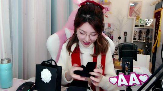 黑板君爱喝酸奶发布了一个斗鱼视频2019-12-24