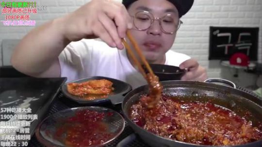 我在斗鱼看暖声小靖哥直播美食视频