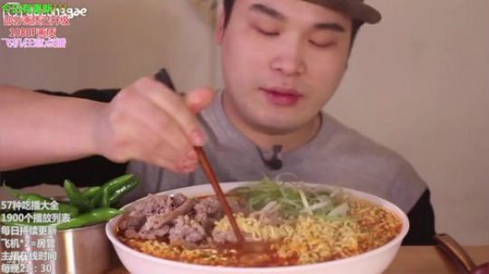 我在斗鱼看暖声小靖哥直播美食视频