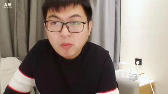 我在斗鱼看火力堂主直播户外