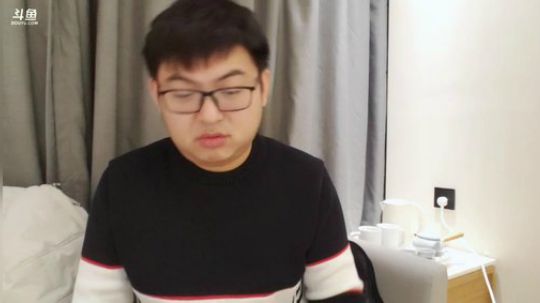 我在斗鱼看火力堂主直播户外