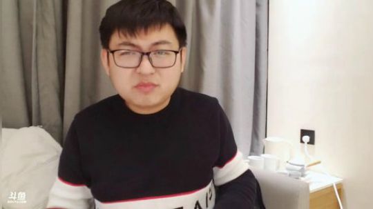我在斗鱼看火力堂主直播户外