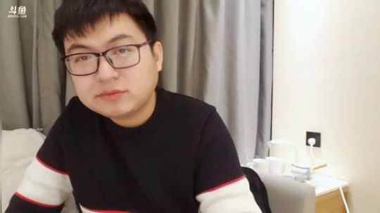 我在斗鱼看火力堂主直播户外