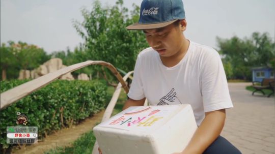 我在斗鱼看野食小哥直播美食