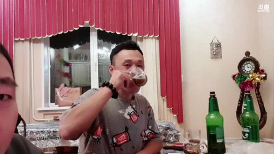 提前过新年，妹妹们没有约束放肆嗨。 2019-12-30 03点场