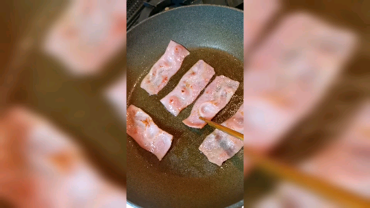 [鲨鱼搞起]培根是黄油煎的，所以锅有点哈哈哈，不是教程就是个