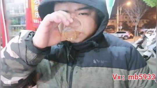 我在斗鱼看做个疯子直播户外