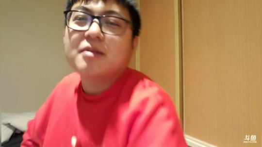 我在斗鱼看火力堂主直播户外