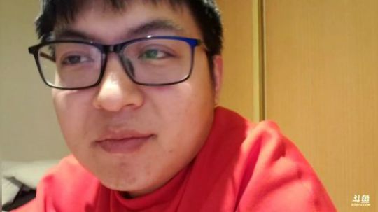我在斗鱼看火力堂主直播户外