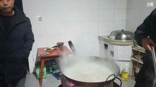 晚上抓鱼美食。 2020-01-02 20点场