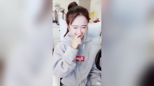 登月团丶离去发布了一个斗鱼视频2020-01-02