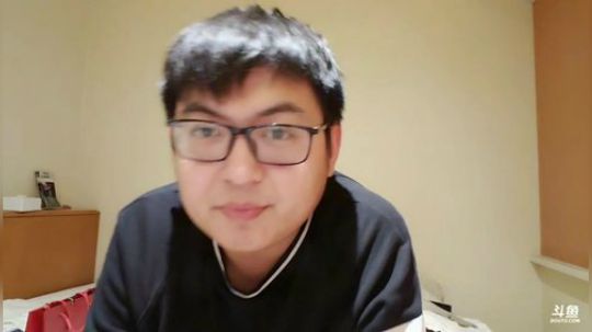 我在斗鱼看火力堂主直播户外