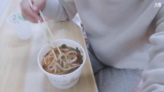 肖淑洁生命中的光和盐发布了一个斗鱼视频2020-01-05