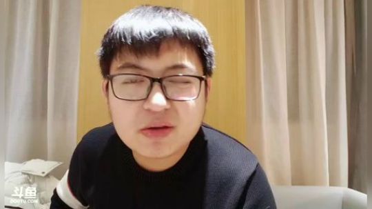 我在斗鱼看火力堂主直播户外