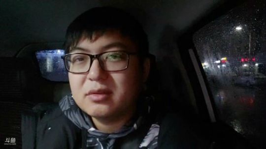 我在斗鱼看火力堂主直播户外