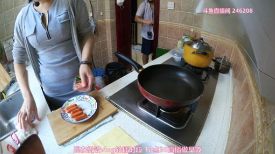 我在斗鱼看雪纳瑞三口之家直播美食