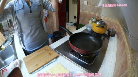 我在斗鱼看雪纳瑞三口之家直播美食