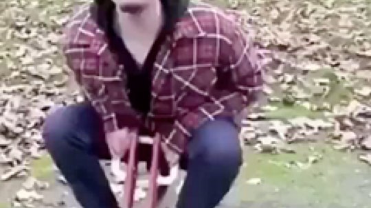 像不像玩cf那些爱冲然后被人怼死的人的样子？