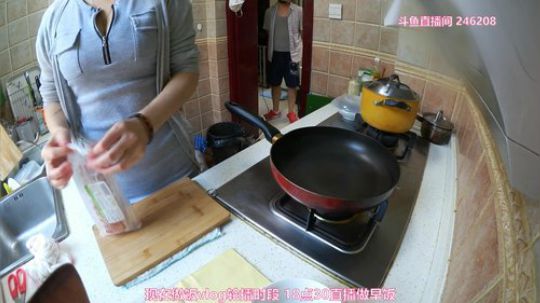 我在斗鱼看雪纳瑞三口之家直播美食
