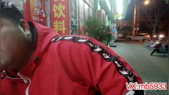 我在斗鱼看做个疯子直播户外