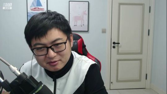 我在斗鱼看火力堂主直播户外