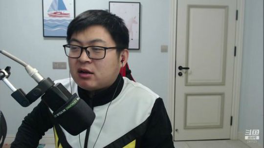 我在斗鱼看火力堂主直播户外