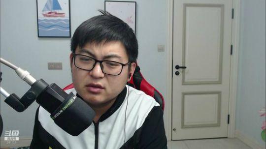 我在斗鱼看火力堂主直播户外