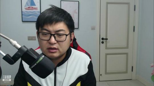 我在斗鱼看火力堂主直播户外