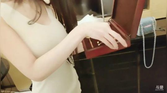 烙铁扎心了发布了一个斗鱼视频2020-01-10