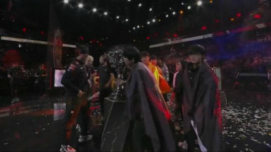 我在斗鱼看英雄联盟赛事直播英雄联盟