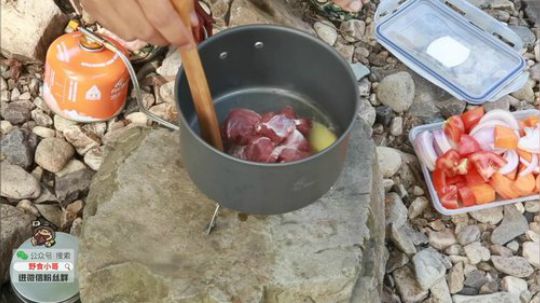 我在斗鱼看野食小哥直播美食