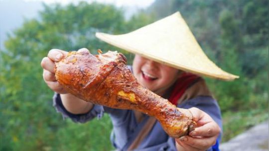 小伙城墙上用鸡腿练功，失误后却掉进锅里，只好做成美味安慰自己