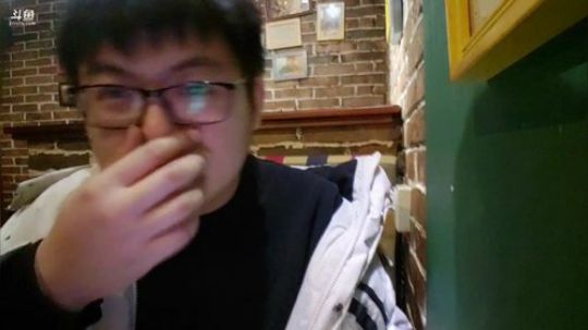 我在斗鱼看火力堂主直播户外