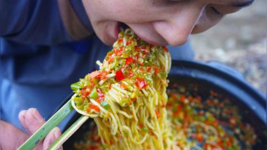 小伙约表妹上山吃辣椒拌面，大口嗦面那一刻，整个人都沸腾了