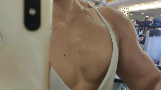 开心的练个腿。