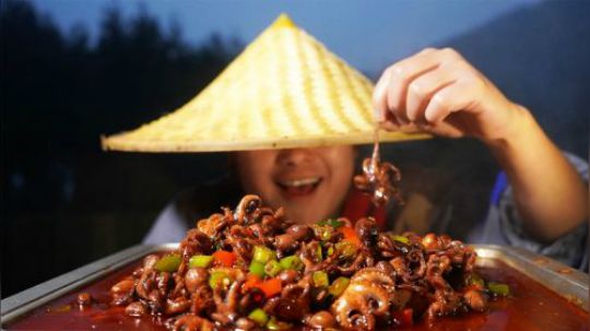 山药秘制香辣八爪鱼，香辣入味有食欲，一口一个下酒真过瘾