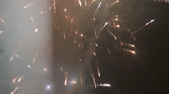 大家新年快乐，点燃我就跑！