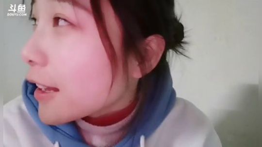我在斗鱼看百变姑姑肖淑洁直播户外