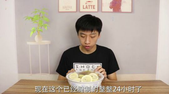 网上爆火的柠檬鸡爪到底好不好吃？小伙直接做一盆来尝试下！