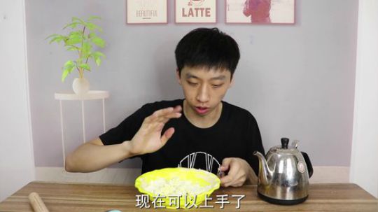 小伙在家无聊，挑战把100块奶片做成一个大奶片！能成功吗？