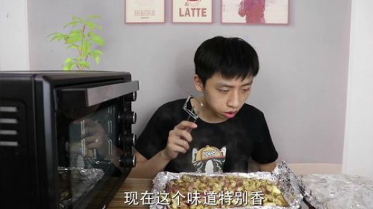 小伙买4斤鸡脆骨自己做“烤脆骨”脆脆的声音，听着就觉得好吃！