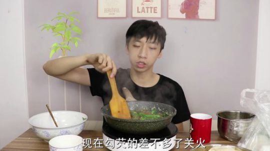 小伙自制家庭版“湿炒牛河”直接加一斤牛肉，吃的太过瘾了！