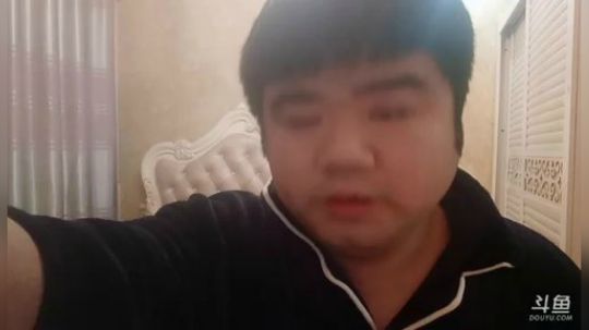 我在斗鱼看做个疯子直播户外