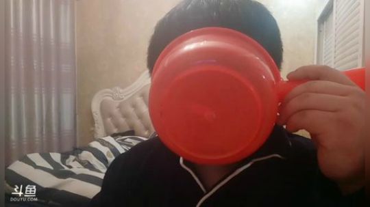 我在斗鱼看做个疯子直播户外