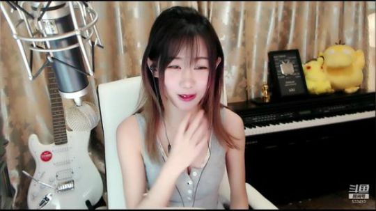秋雨为裳发布了一个斗鱼视频2020-02-07