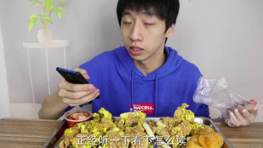 小伙模仿韩国吃播吃炸鸡，点上满满一大盘，能吃的跟他们一样香吗